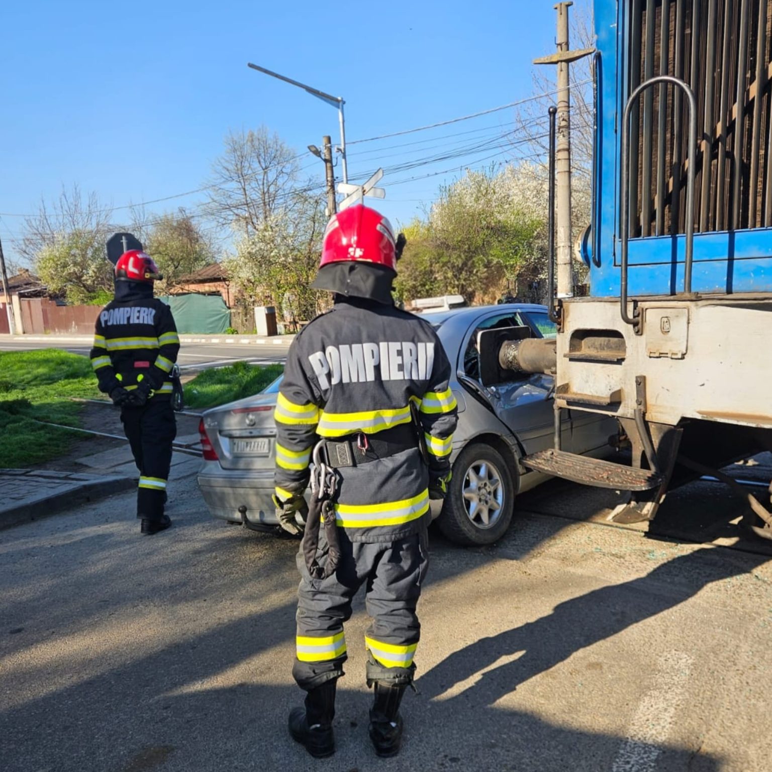 Autoturism lovit de locomotive la bariera din Alexandria