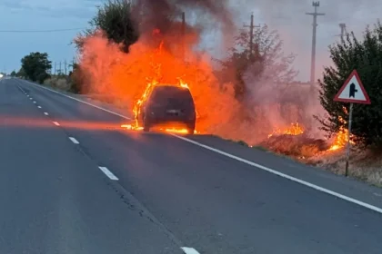Autoturism cuprins de flăcări pe DN5, în zona satului Plopșoru