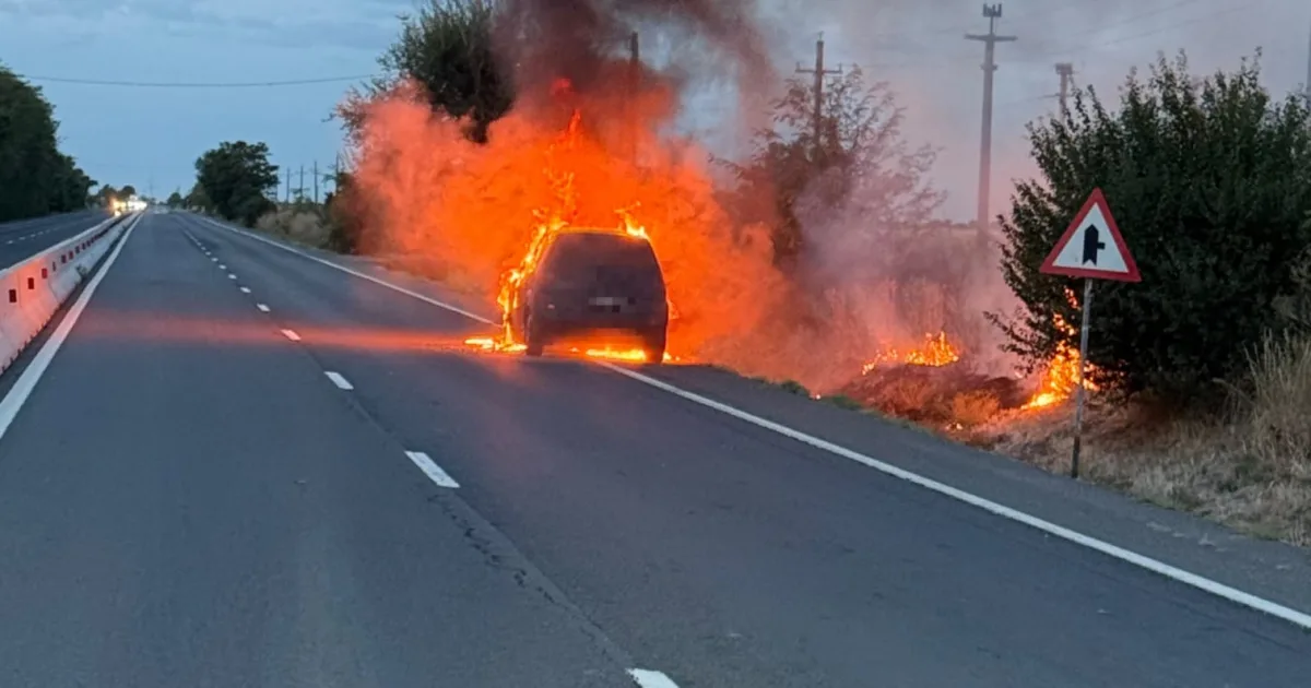 Autoturism cuprins de flăcări pe DN5, în zona satului Plopșoru