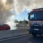 Un autoturism a luat foc pe podul din Daia