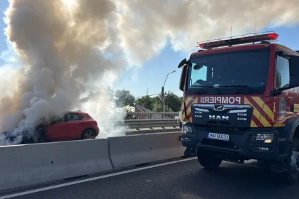 Un autoturism a luat foc pe podul din Daia